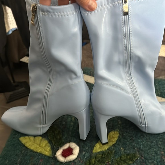 no brand, new boots. no pebbling on soles. 4-inch heel. - Picture 2 of 6